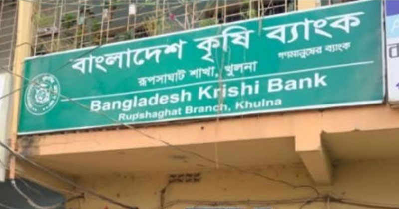 গতকাল শুক্রবার রাত সাড়ে ১০টা পর্যন্ত যেকোনো সময়ে এ লুটের ঘটনা ঘটছে বলে ধারণা পুলিশের।