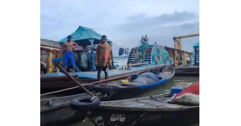 মাঝি-মাল্লাদের অস্ত্রের মুখে জিম্মি করে নগদ ১ লাখ টাকা, ইঞ্জিনের ব্যাটারি ও জ্বালানি তেল লুট করা হয়।