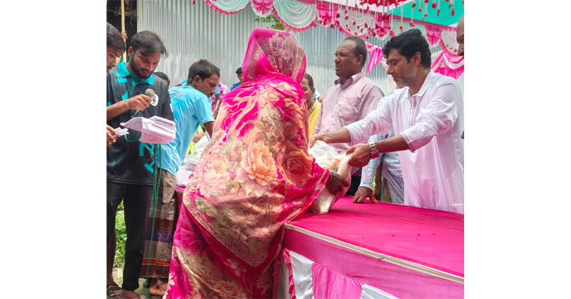রৌমারী উপজেলার গয়টা পাড়া গ্রামের ৪০ টি পরিবারে মাঝে তিনি চাল বিতরণ করেন।