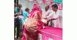 গরিব অসহায় মানুষের মাঝে ত্রাণ বিতরণ করলেন যুবদল নেতা ফারুক