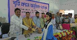 মান্দায় অসচ্ছল ও মেধাবী শিক্ষার্থীদের মাঝে বৃত্তি ও শিক্ষা সহায়তা প্রদান