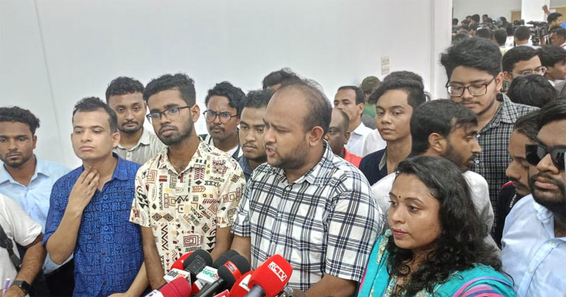 অর্ধশতাধিক নেতাকর্মীকে সাথে নিয়ে মিছিল ও স্লোগান দিতে দিতে মনোনয়ন ফরম সংগ্রহ করতে আসেন তিনি