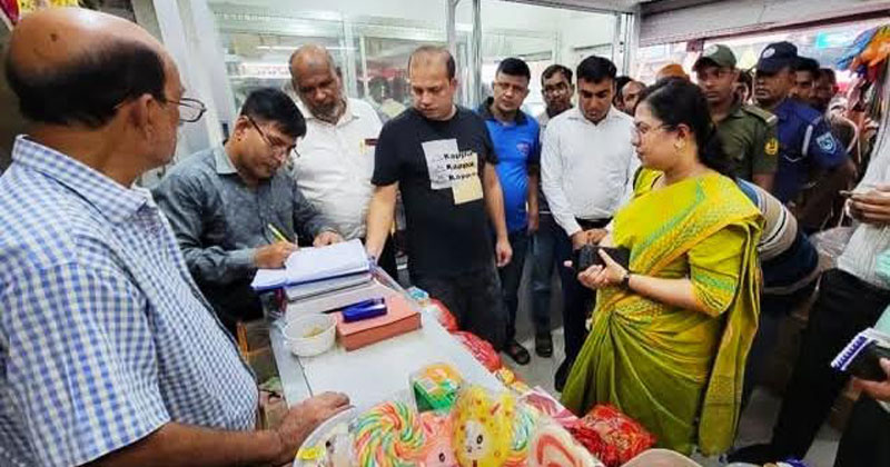 দুই দোকানীকে ১৫ হাজার টাকা জরিমানা করা হয়েছে
