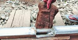 রাজশাহীতে ভাঙা রেললাইনে বস্তা গুঁজে চলছে ট্রেন 