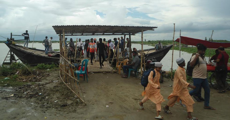 শুষ্ক মৌসুমে পদ্মার ধুধু বালুচরে পাঁচ কিলোমিটার হাঁটা তাদের নিত্যদিনের যন্ত্রণা।
