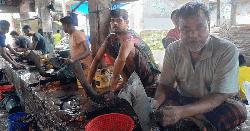 মাছ কেটেই জীবিকা নির্বাহ করছেন তারা