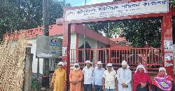 ইউপি চেয়ারম্যানের অপসারণের দাবিতে মাথায় কাফনের কাপড় বেঁধে অবস্থান
