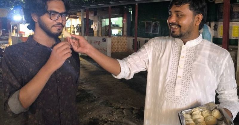 পদত্যাগের পর জাবি বাগছাস নেতার মিষ্টি বিতরণ