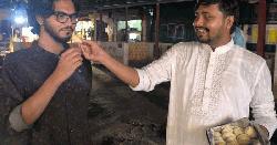 পদত্যাগের পর জাবি বাগছাস নেতার মিষ্টি বিতরণ