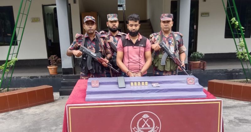 যশোরে ৫ পিস স্বর্ণের বারসহ চোরাকারবারি আটক 