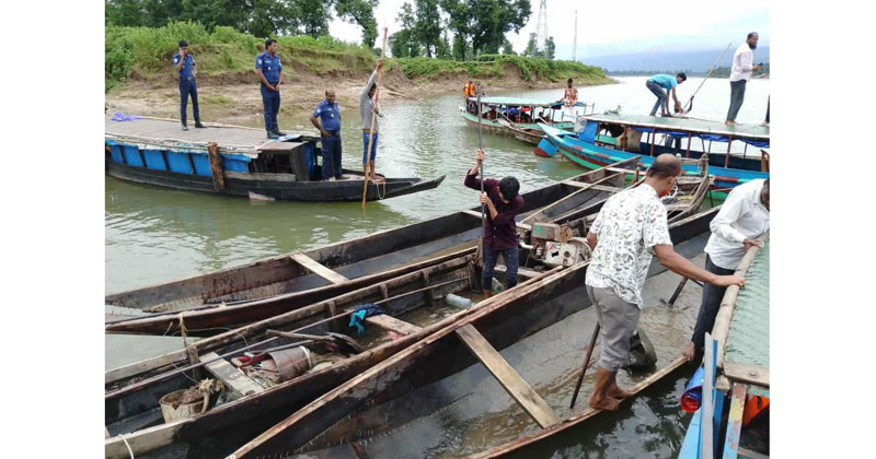 ৮ টি ইঞ্জিন চালিত স্টিলের বড় নৌকা, ২টি ইঞ্জিন চালিত কাঠের নৌকা এবং ১০ টি বারকি নৌকা পিয়াইন নদীতে ডুবিয়ে দেওয়া হয়েছে