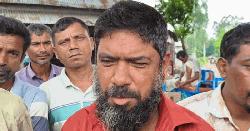 কাঁচা মাছ চিবিয়ে খান যিনি