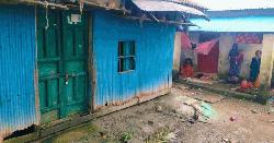 সুদের টাকার জন্য রিক্সাচালকের ঘরে তালা, খোলা বারান্দায় পরিবার