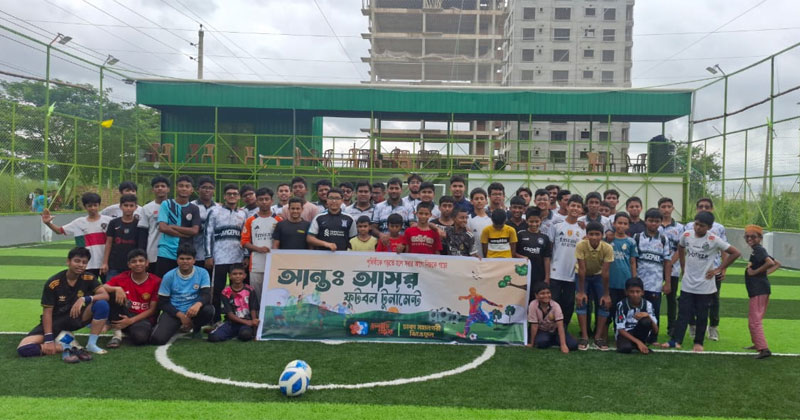  উদ্বোধনী ম্যাচে খেলোয়াড়রা মাঠে নেমে দর্শকদের মুগ্ধ করেন।