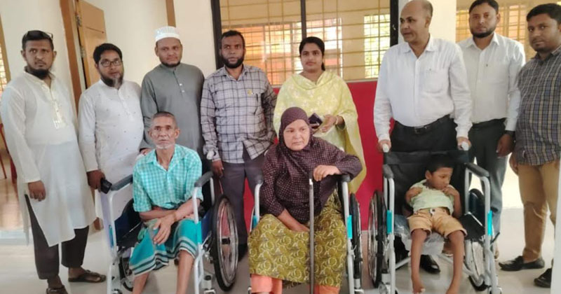উপজেলা প্রশাসন ও উপজেলা সমাজসেবা কার্যালয়ের আয়োজনে প্রতিবন্ধীর মাঝে হুইল চেয়ারগুলো তুলে দেন উপজেলা নির্বাহী কর্মকর্তা।