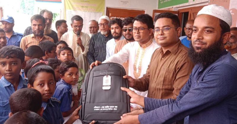 সাদুল্লাপুরে শিক্ষার্থীদের মাঝে বিনামূল্যে স্কুলব্যাগ বিতরণ