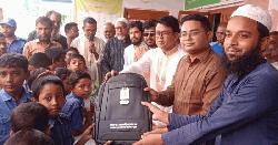 সাদুল্লাপুরে শিক্ষার্থীদের মাঝে বিনামূল্যে স্কুলব্যাগ বিতরণ 