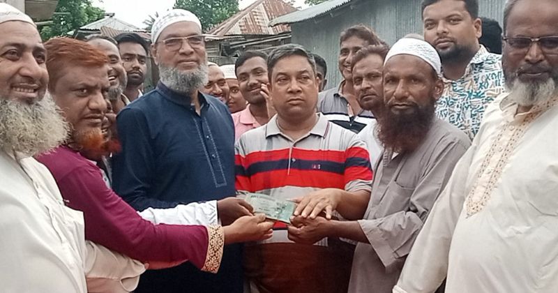 সাপাহারে অগ্নিকাণ্ডে ক্ষতিগ্রস্ত পরিবারের পাশে বিএনপি
