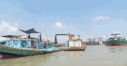 মেঘনা নদীতে অবৈধ বালু উত্তোলনে ভ্রাম্যমাণ আদালতের জরিমানা