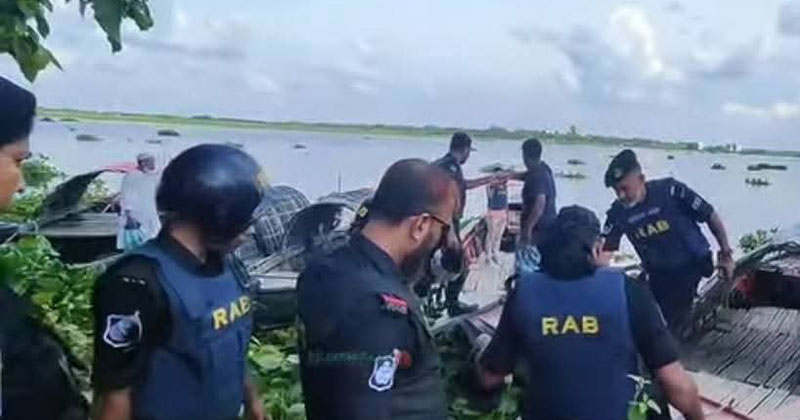 র‍্যাব, পুলিশ, নৌ-পুলিশ ও কোস্টগার্ডের সদস্যদের সমন্বয়ে যৌথ অভিযান পরিচালিত।