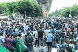 শাহবাগে প্রকৌশল শিক্ষার্থীদের অবরোধ, যান চলাচল বন্ধ