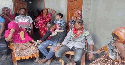 প্রবাসী দুই ভাইয়ের স্ত্রীর সঙ্গে পরকীয়া, মাথা ন্যাড়া করে পুলিশে সোপর্দ
