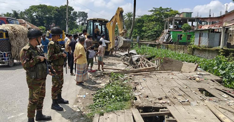 সেনাবাহিনী ও পুলিশ সদস্যরাও অভিযানে অংশগ্রহণ করেন।