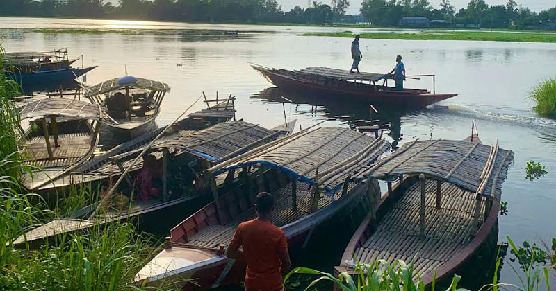 একটার পর একটা নৌকা ভর্তি হয়ে নদীর বুক চিরে ছুটে চলে