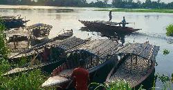 উল্লাপাড়ার বর্ষায় যাতায়াতের ভরসা নৌকা