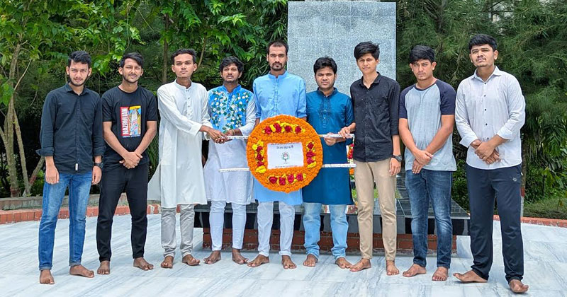 বিশ্ববিদ্যালয়ের নজরুল ভাস্কর্যে এই পুষ্পস্তবক অর্পণ করা হয়