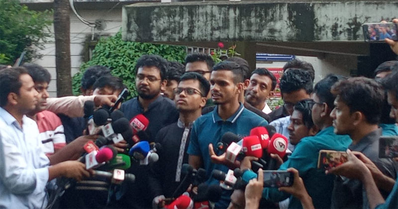 একটা গোষ্ঠীকে বিশেষ সুবিধা দিতেই রাতের বেলা গায়েবি নোটিশ দিচ্ছে প্রশাসন