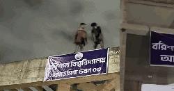 নভোথিয়েটার ও বিটাক ভবনে বরিশাল বিশ্ববিদ্যালয়ের ব্যানার টাঙালো শিক্ষার্থীরা