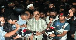 শিক্ষার্থীদের কাছে ডিএমপি কমিশনারের দুঃখপ্রকাশ