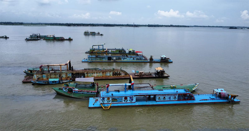 নদীর তলদেশ ও তীর একসাথে ভেঙে পড়ছে