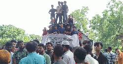 তিন দাবিতে ঢাকা-ময়মনসিংহ রেলপথ অবরোধ বাকৃবি শিক্ষার্থীদের