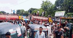 চাঁদাবাজির অভিযোগে শাহজাদপুরে মহাসড়ক অবরোধ