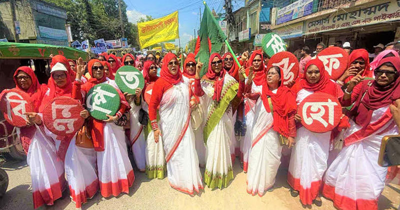 শহরের নওজোয়ান মাঠ থেকে জেলা বিএনপির আয়োজনে একটি বর্ণাঢ্য র্যালি বের হয়
