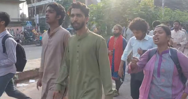 বেলা সোয়া ৪টার দিকে মিছিল বের করে শিক্ষার্থীরা