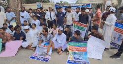 নোয়াখালী সিভিল সার্জন কার্যালয়ে তালা, স্বাস্থ্যসেবা নিশ্চিতের দাবিতে অবস্থান