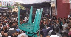 মঞ্চের সামনে বসাকে কেন্দ্র করে বিএনপির দুই পক্ষের সংঘর্ষ