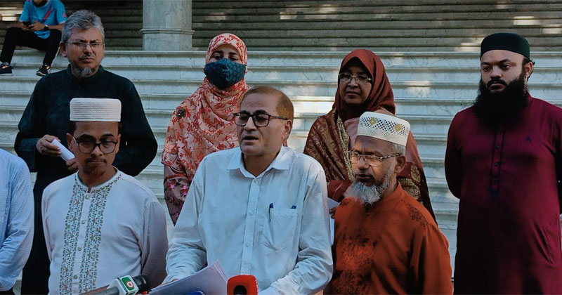 ঢাকা বিশ্ববিদ্যালয় সিনেট ভবনের সামনে এক সংবাদ সম্মেলনে