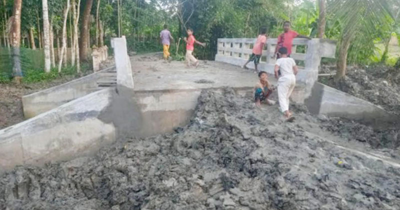 নির্মাণে ব্যবহৃত নিম্নমানের সামগ্রীর কারণে স্থানীয়দের মধ্যে চরম ক্ষোভ সৃষ্টি হয়েছে