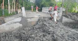 বরিশালে হস্তান্তরের আগেই ব্রিজে ফাটল ধরায় আশঙ্কা 