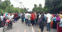 ত্রিশালে স্পিড ব্রেকারের দাবিতে শ্রমিকদের সড়ক অবরোধ