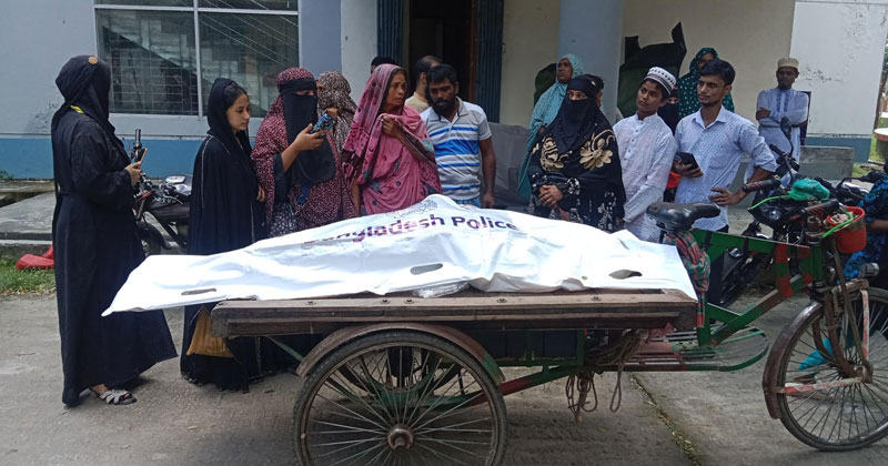 দুর্বৃত্তরা এলোপাতাড়িভাবে পাখি বেগমকে কুপিয়ে হত্যা করে ফেলে রেখে পালিয়ে যায়