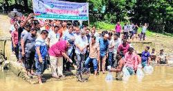  বিএনপির উদ্যোগে সাঙ্গু নদীতে মাছের পোনা অবমুক্ত