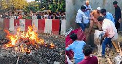 নুরাল পাগলার মরদেহ কবর থেকে তুলে আগুন দিল জনতা, নিহত ১