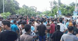 ফরিদপুরে মহাসড়ক অবরোধ, ৪ ও ৫ আসন পুনঃপ্রবর্তনের দাবি