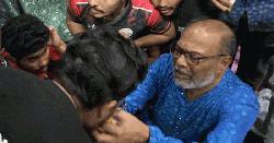 উপাচার্যের হাতে জুস পান করে অনশন ভাঙলেন ববির শিক্ষার্থীরা