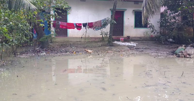 এই জলাবদ্ধতার ফলে চলাচলের ব্যাপক সমস্যাসহ সৃষ্টি হচ্ছে বহুমুখী জনদুর্ভোগ